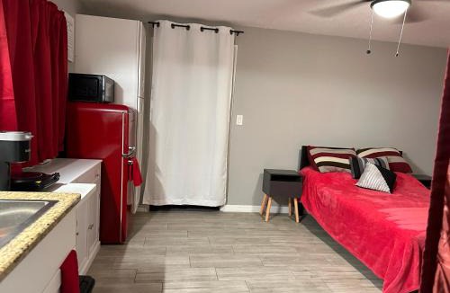 University House | Units near USF - RubyRoom, RedRoom, Emerald Place