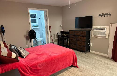 University House | Units near USF - RubyRoom, RedRoom, Emerald Place