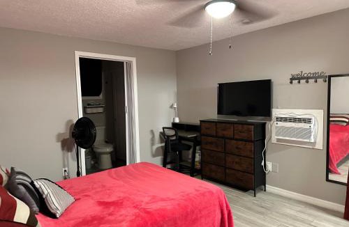 University House | Units near USF - RubyRoom, RedRoom, Emerald Place