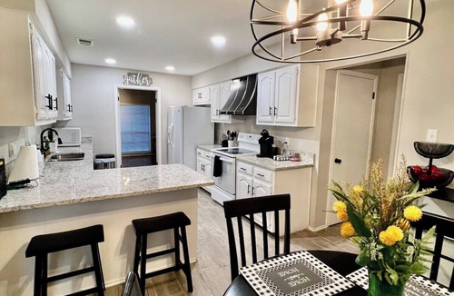 Universal City House | Univ. City 4-BR Heated Furnished Wi-Fi W/D Wi-Fi Washer/Dryer