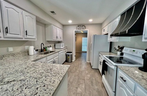 Universal City House | Univ. City 4-BR Heated Furnished Wi-Fi W/D Wi-Fi Washer/Dryer