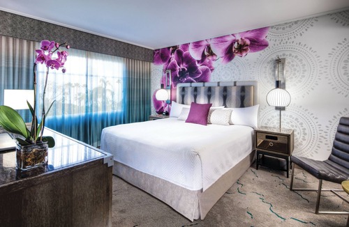 Florida Center Hotel | Universal’s Loews Royal Pacific Resort