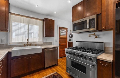 University Heights Apartment | University Heights - 1 Block From Hip Restaurants, Coffee Shops, and Park