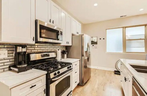 Woodlawn Hotel | University of Chicago Condo-Upgraded and Spacious w/Parking