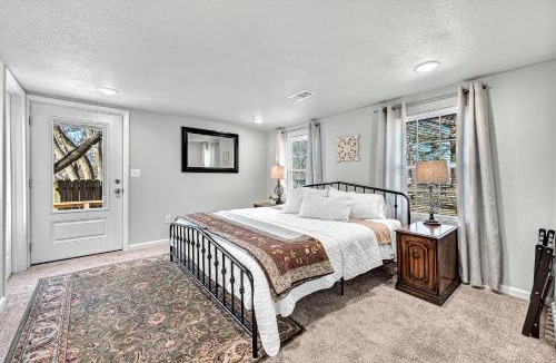 Siloam Springs House | University Place, family stay, practically on JBU campus