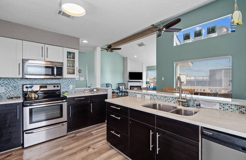 Galveston House | Unobstructed Ocean views! Walk to the beach! King bed. Pets. NEMA 14-50 outlet!