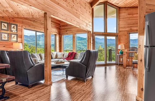 Pittman Center Ski Chalet | Unobstructed Smoky Mtn Views + Fire Pit + Hot Tub