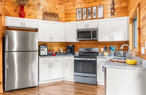 Pittman Center Ski Chalet | Unobstructed Smoky Mtn Views + Fire Pit + Hot Tub