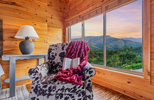 Pittman Center Ski Chalet | Unobstructed Smoky Mtn Views + Fire Pit + Hot Tub