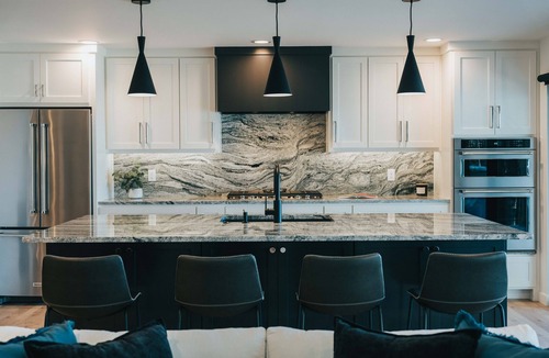 Afton House | Unparallel Views, Modern Luxury, Hot Tub, Ultimate Getaway!