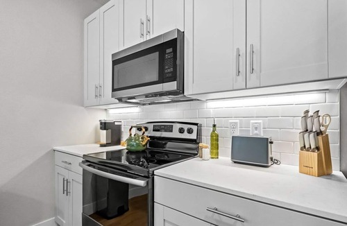 Rogers Apartment | Unplug in Comfort, Gym & Pool, New Lift & No Cleaning Fee