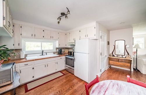 Bedford Apartment | Unplugged Getaway w/Stunning Mountain Views