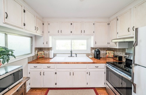 Bedford Apartment | Unplugged Getaway w/Stunning Mountain Views
