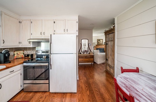 Bedford Apartment | Unplugged Getaway w/Stunning Mountain Views