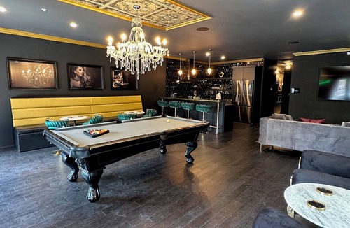 Cherokee Triangle House | Untouchable~6BR 4BA Speakeasy w/Sky Deck+Fire Pit