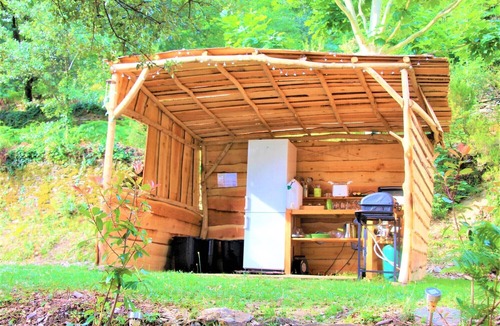 Peyremale Cabin | Unusual chestnut by the river