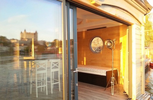 Saumur Boat Rental | UNUSUAL GORGEOUS TRADITIONAL BOAT FACING THE CHATEAU DE SAUMUR