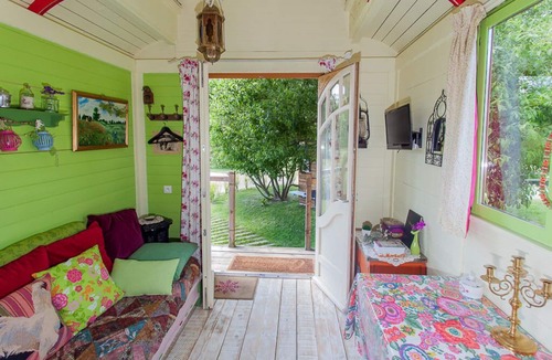 Noyant-et-Aconin House | UNUSUAL STAY IN A GYPSY CARAVAN WITH PRIVATE JACUZZI