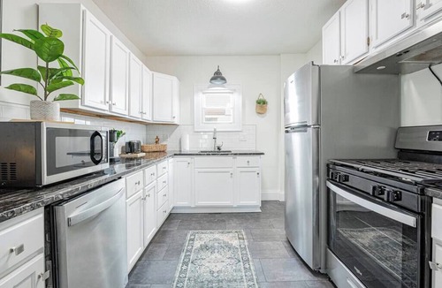 Firestone Park House | Unwind at a Retreat Haven