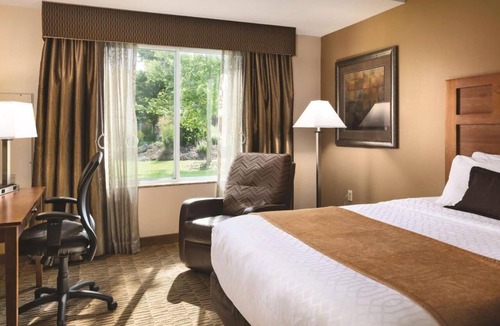 South Loop House | Unwind by the Pool: Water Park | Proximity to Mall of America