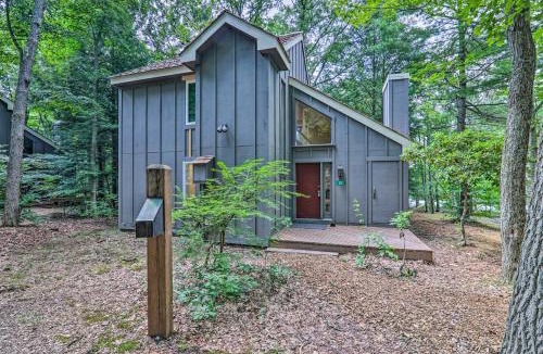 White Haven House | Unwind Fireside and Walk to Slopes! Poconos Getaway