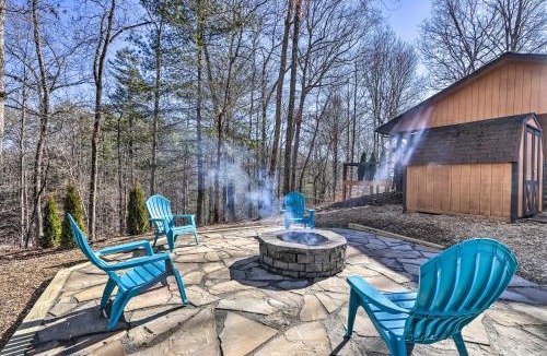 Murphy House | Unwind Fireside Serene Murphy Escape with Hot Tub!
