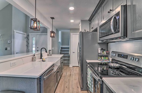 White Haven House | Unwind Fireside & Walk to Slopes! Poconos Getaway