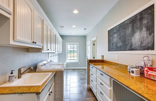 Wills Point House | Unwind Fireside: Wills Point Gem w/Hot Tub & Pond