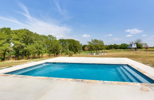 Wills Point House | Unwind Fireside: Wills Point Gem w/Hot Tub & Pond