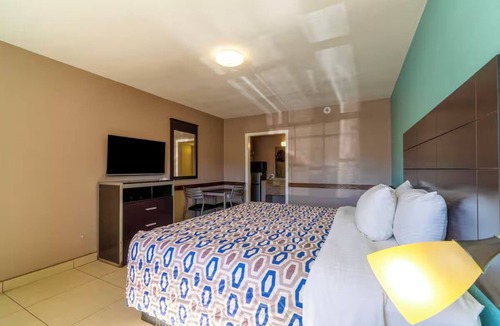Sweet Home Hotel | Unwind in a Room Conveniently Located Near Yoakum City Park - 3.7 miles away