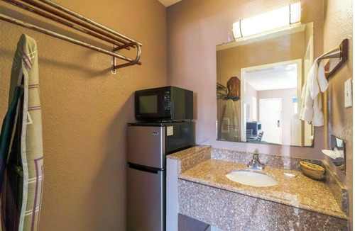 Sweet Home Hotel | Unwind in a Room Conveniently Located Near Yoakum City Park - 3.7 miles away