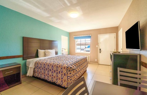 Sweet Home Hotel | Unwind in a Room Conveniently Located Near Yoakum City Park - 3.7 miles away