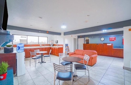 Kingsville Hotel | Unwind In A Unit With Pets Allowed Near Baffin Bay And King Ranch Museum