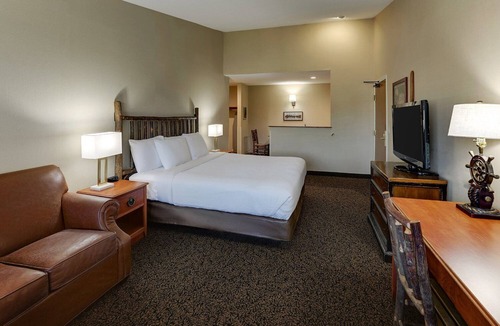 Peoria Hotel | Unwind in Award-Winning Style: Scenic Views & Cozy Stays | 2 Units