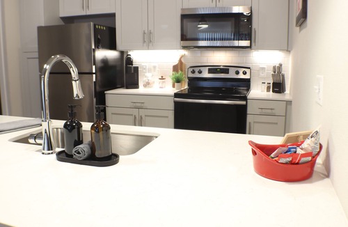 Rogers Apartment | Unwind in Comfort –w/Cozy Sectional, Gym & Pool, No Cleaning fee