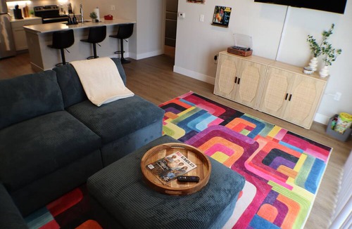 Rogers Apartment | Unwind in Comfort –w/Cozy Sectional, Gym & Pool, No Cleaning fee