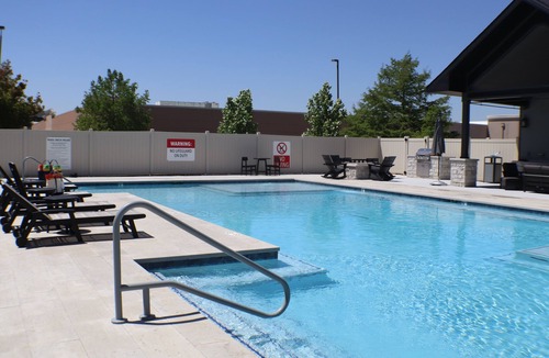 Rogers Apartment | Unwind in Comfort –w/Cozy Sectional, Gym & Pool, No Cleaning fee
