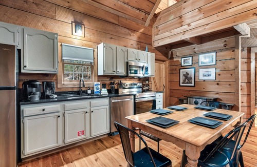 Townsend Cabin | Unwind in Nature: Arcade Adventure & Hot Tub