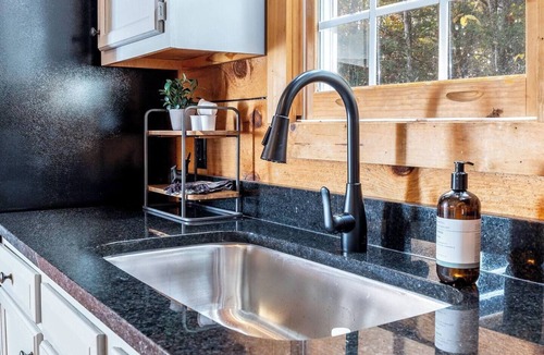 Townsend Cabin | Unwind in Nature: Arcade Adventure & Hot Tub