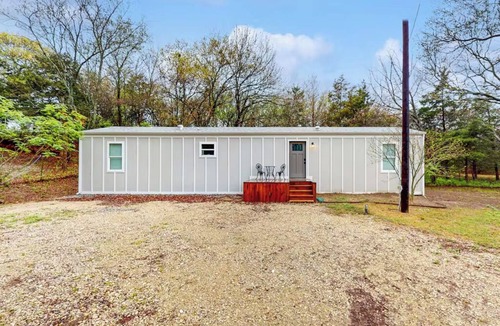 McKinney House | Unwind in our Cozy Farmhouse Nestled in a Serene Country Setting