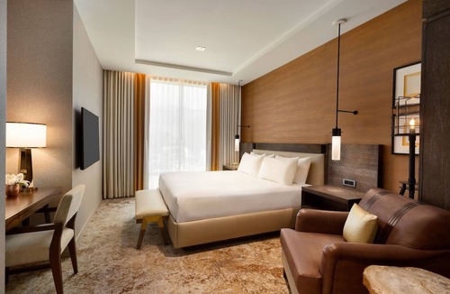 Moab Hotel | Unwind in Spacious King Stay w/Walk-In Shower Near Moab Stunning Sites
