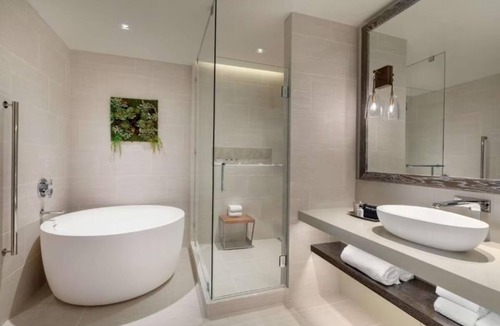Moab Hotel | Unwind in Spacious King Stay w/Walk-In Shower Near Moab Stunning Sites