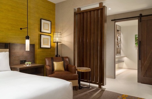 Moab Hotel | Unwind in Spacious King Stay w/Walk-In Shower Near Moab Stunning Sites