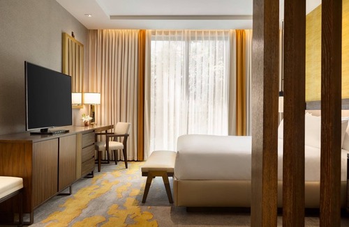 Moab Hotel | Unwind in Spacious King Stay w/Walk-In Shower Near Moab Stunning Sites