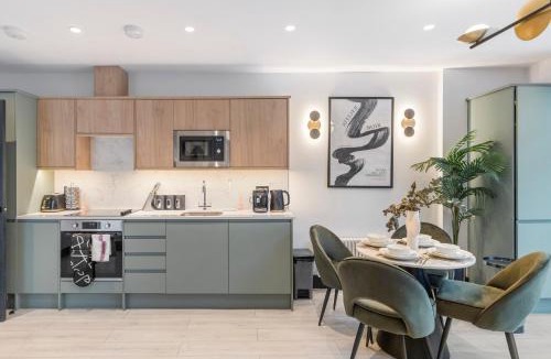 Tottenham Green Apartment | Unwind in Style 2BR with Cozy Backyard for Groups