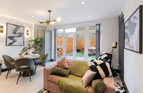 Tottenham Green Apartment | Unwind in Style 2BR with Cozy Backyard for Groups