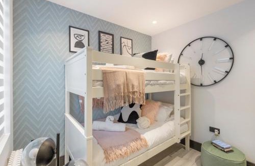 Tottenham Green Apartment | Unwind in Style 2BR with Cozy Backyard for Groups