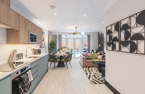 Tottenham Hale Apartment | Unwind in Style: 2BR with Cozy Backyard for Groups