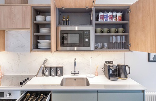 Tottenham Hale Apartment | Unwind in Style: 2BR with Cozy Backyard for Groups