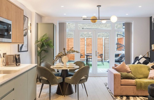 Tottenham Hale Apartment | Unwind in Style: 2BR with Cozy Backyard for Groups